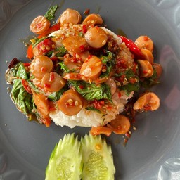 ข้าวราดกะเพราไส้กรอกไก่รมควัน