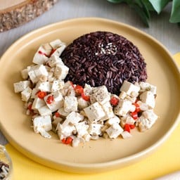 (เจ) ข้าวไรซ์เบอรี่ + เต้าหู้ญี่ปุ่นผัดพริกเกลือ Stir-fried Salt & Chilli Tofu