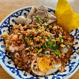 เฮียปอง ข้าวขาหมู หมูแดงหมูกรอบ เกาเหลา ก๋วยจั๊บ บะหมี่หมูแดง ปตท.