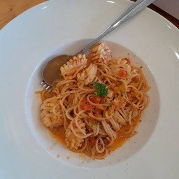 สปาเก็ตตี้ปลาหมึกซอสไข่เค็มชีส