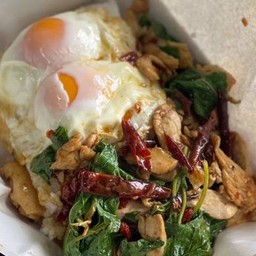 กะเพราถาดไก่ (แถมไข่ดาว 2 ฟอง)