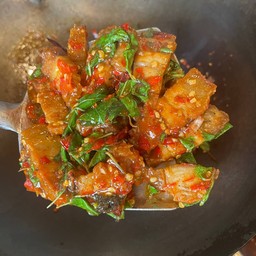 ข้าวราดกะเพราหมูกรอบ