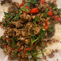 ข้าวกะเพราไข่เยี่ยวม้า