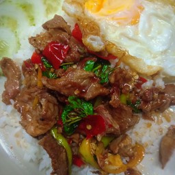 กระเพราเนื้อสดไข่ดาวราดข้าว