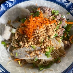 เส้นเล็กปนเกี๊ยวหมู ต้มยำแห้งธรรมดา