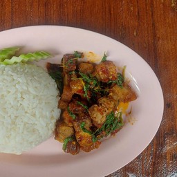 ข้าวผัดกระเพราหมูกรอบ
