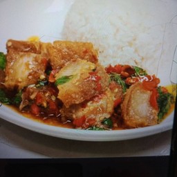 กระเพราหมูกรอบ