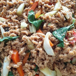 หมูสับผัดพริกสดโหระพา