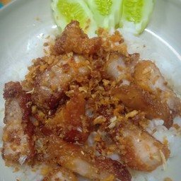 หมูกรอบทอดกระเทียมราดข้าว