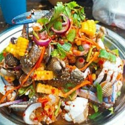 ยำมหาสมุทร (กุ้ง ปลาหมึก หอยแครง ปูม้า หมูยอ)