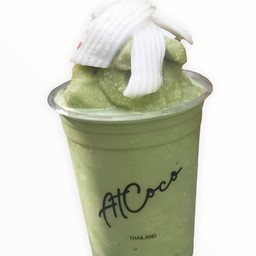 มัทฉะมะพร้าวปั่นนมสดพร้อมเนื้อกรุปๆ