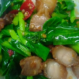 คะน้าหมูกรอบ