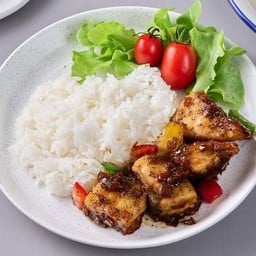 ข้าวปลากะพงผัดพริกไทยดำพริกหวาน