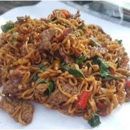 ผัดกะเพราเส้นบะหมี่เนื้อสไลด์