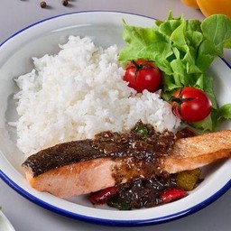 ข้าวแซลมอนผัดพริกไทยดำพริกหวาน