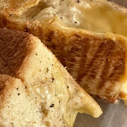 แซนวิชทรัฟเฟิลชีสย่าง