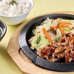 กระทะร้อน หมูผัดซอสเผ็ด