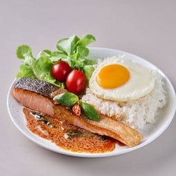 ข้าวน้ำพริกเผาแซลม่อนไข่ดาว