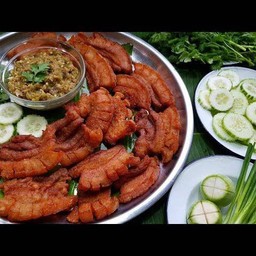 น้ำพริกหนุ่ม หมูทอด ผักลวก