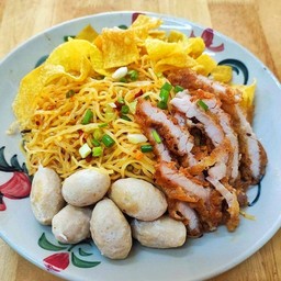 บะหมี่แห้งจัมโบ้ (หมูทอด+ลูกชิ้น)