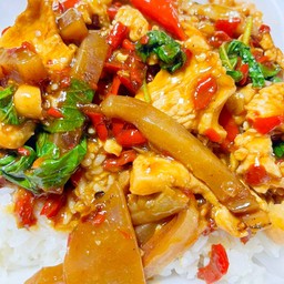กะเพราไก่ + หมึกกรอบ  ราดข้าว