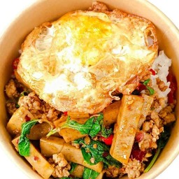 [อร่อยซ่ากับโค้ก] แซ่บx2 ข้าวกะเพราแซ่บหมูสับ &หมูยอ +  โค้ก ออริจินัล (กระป๋อง)