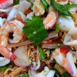 ยำมาม่ารวมมิตรทะเล (กุ้งปลาหมึกหอยแครง)