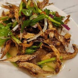 ยำปลาตัวเล็ก