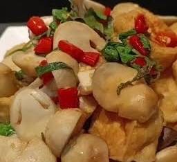 กะเพราเห็ดรวมเต้าหู้กรอบ (มังสวิรัติ)