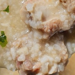 ข้าวต้มทรงเครื่องกระดูกหมู