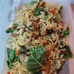 มาม่าผัดกระเพรา