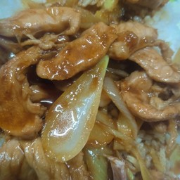 หมูผัดน้ำมันหอยราดข้าว