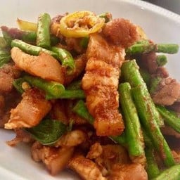 ข้าวสามชั้นผัดพริกแกงถั่ว