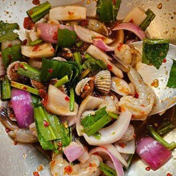 ยำหอยแครงกุ้งสด