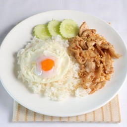 ข้าวหมูกระเทียมไข่ดาว