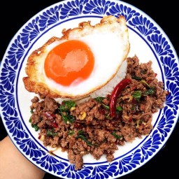 กะเพราพริกแห้งกำแพงสูง-สาขาศรีจันทร์