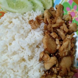 ไก่กระเทียมราดข้าว
