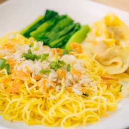 บะหมี่เกี๊ยวใส่เนื้อปู