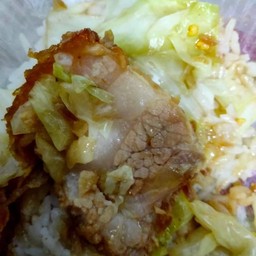 ผัดกะหล่ำปลีราดข้าว