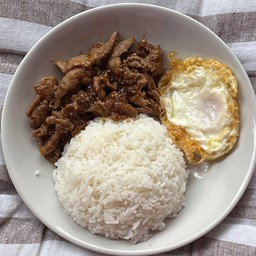 ข้าวหมูกระเทียมฟรีไข่ดาว