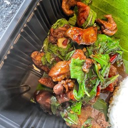 กะเพราเครื่องในไก่ ราดข้าว