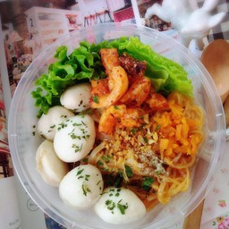 หมี่คลุกลูกชิ้นหมูน้ำพริกแคปหมู