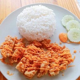 ข้าวราดไก่ทอดซอสชีส