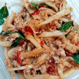 กะเพราหมูสับหน่อไม้ดองราดข้าว(ฟรีไข่ดาว