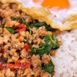 กระเพราหมูสับ. ราดข้าว
