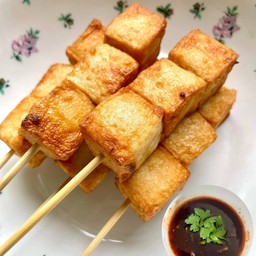 ลูกชิ้นเต้าหู้ 4 ลูก พร้อมน้ำจิ้ม +ผัก