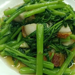 ผัดผักบุ้งหมูกรอบ
