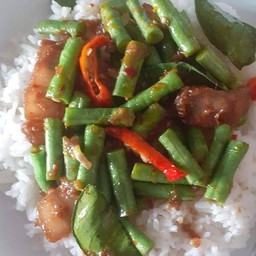 ผัดพริกแกงหมูกรอบไส่ถั่วราดข้าว