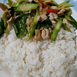 คะน้าหมูชิ้นราดข้าว