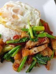 ผัดคะน้าราดข้าว